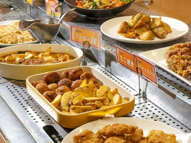 写真:ホットメニューのバイキングコーナー