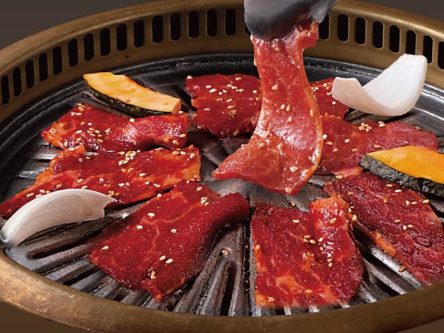 写真:グリルで焼いている焼肉