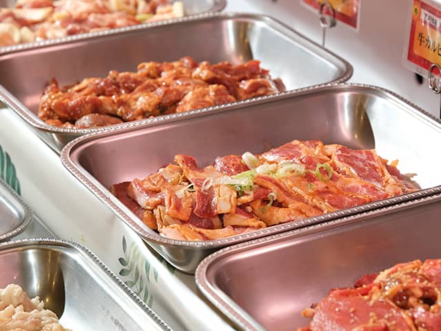 写真:焼肉のバイキングコーナー